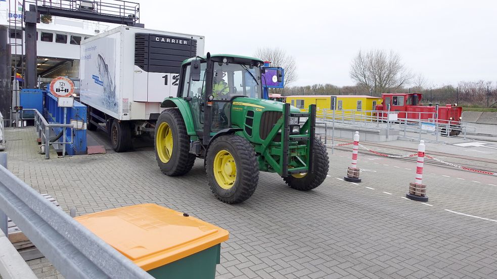 Mit Treckern wird die Fracht von der Fähre geholt. Foto: Borkumer Kleinbahn