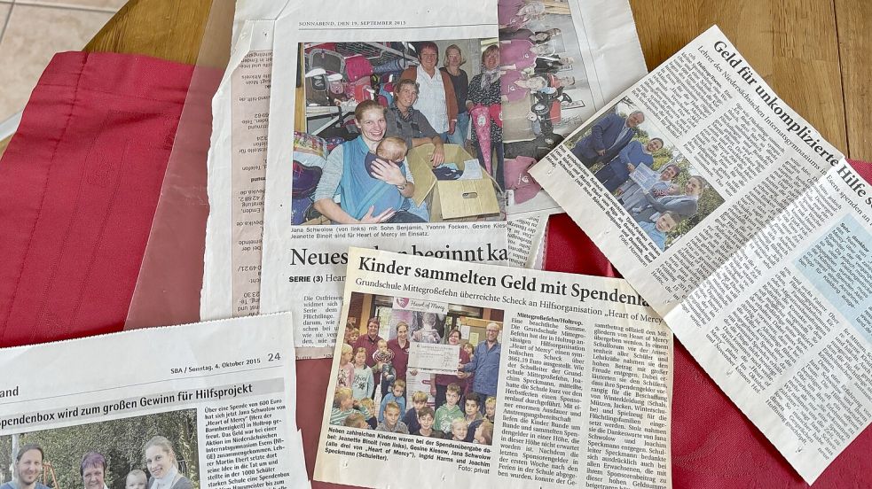 Gesine Kiesow hat viele Zeitungsartikel ausgeschnitten und aufbewahrt. Foto: Oltmanns