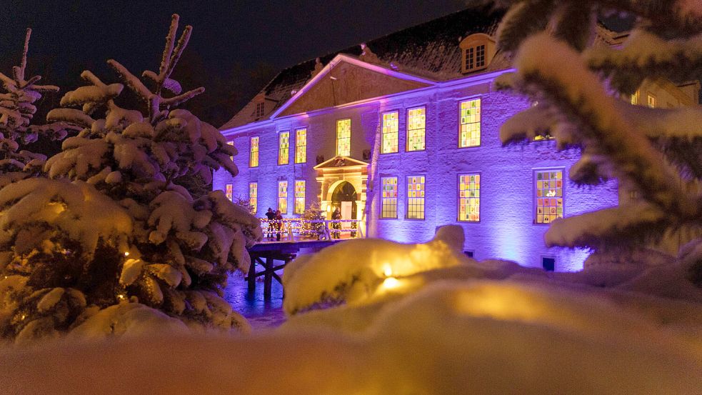 In Dornum verwandelt sich das barocke Schloss in einen Weihnachtsmarkt. Foto: Tourismus GmbH Gemeinde Dornum