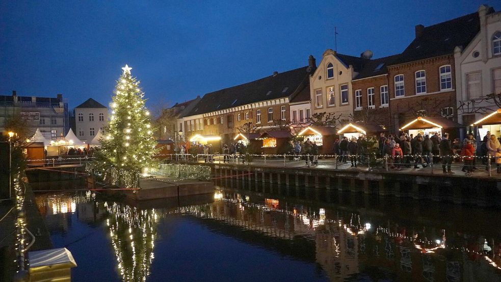 Vor maritimer Kulisse findet der Adventsmarkt in Weener statt. Foto: Stadt Weener