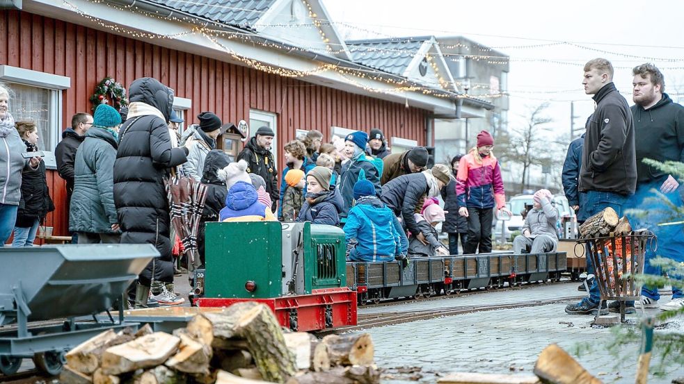 Besucher steigen am Bahnhof Emden West auf, drehen eine Runde über die Anlage und haben im Anschluss die Möglichkeit, am Haltepunkt „Emden Süd/Wintermarkt“ auszusteigen. Foto: Modell-Dampffreunde