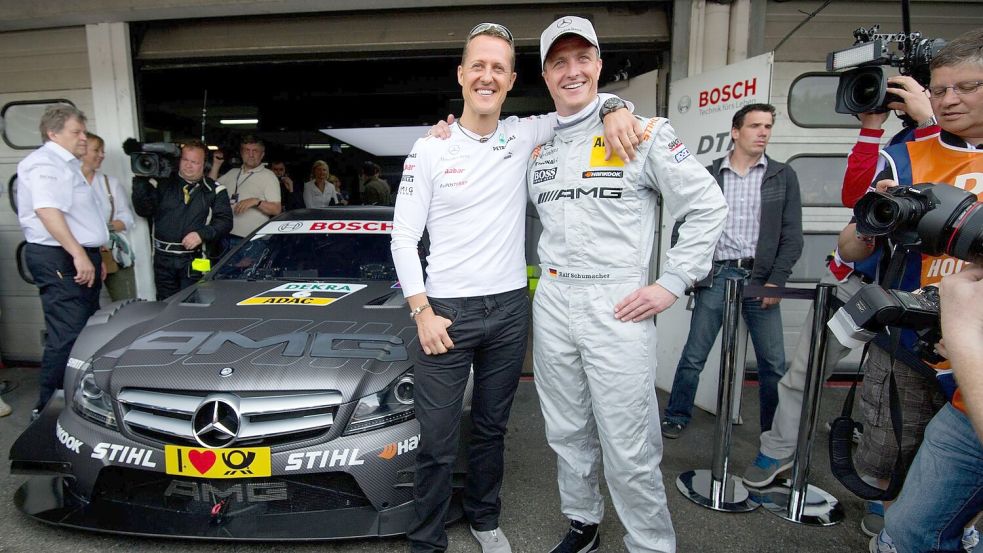 Ralf Schumacher (r) ist sauer, dass sein Bruder Michael nicht Ehrenbürger in seiner Heimatstadt Kerpen werden soll. (Archivbild) Foto: picture alliance / dpa