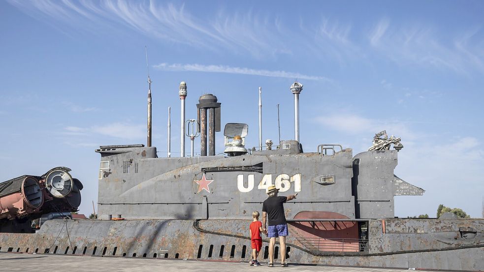 Ein Vater zeigt seinem Sohn ein ehemaliges russisches U-Boot. Was anmutet wie ein Museumsexponat, ist dagegen elementarer Bestandteil moderner Aufrüstung. Foto: MAGO/imagebroker