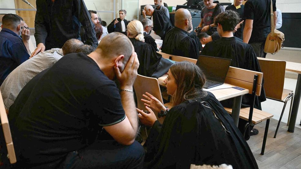 Die Ermittler vermuten, dass noch weitere Männer Gisèle Pelicot missbraucht haben. (Archivbild) Foto: Christophe Simon/AFP/dpa