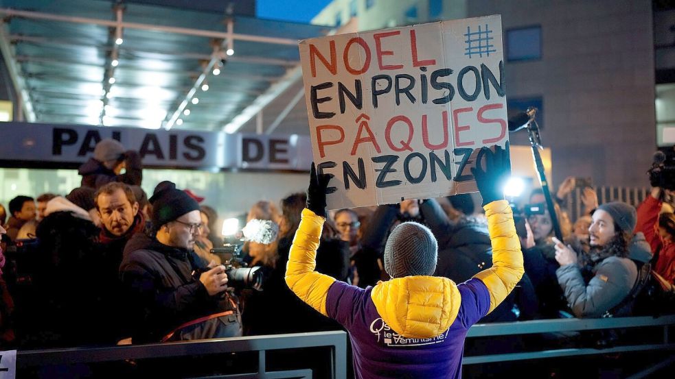 Auch zum Urteil kamen viele Unterstützerinnen und versammelten sich vor dem Gericht. Foto: Lewis Joly/AP/dpa