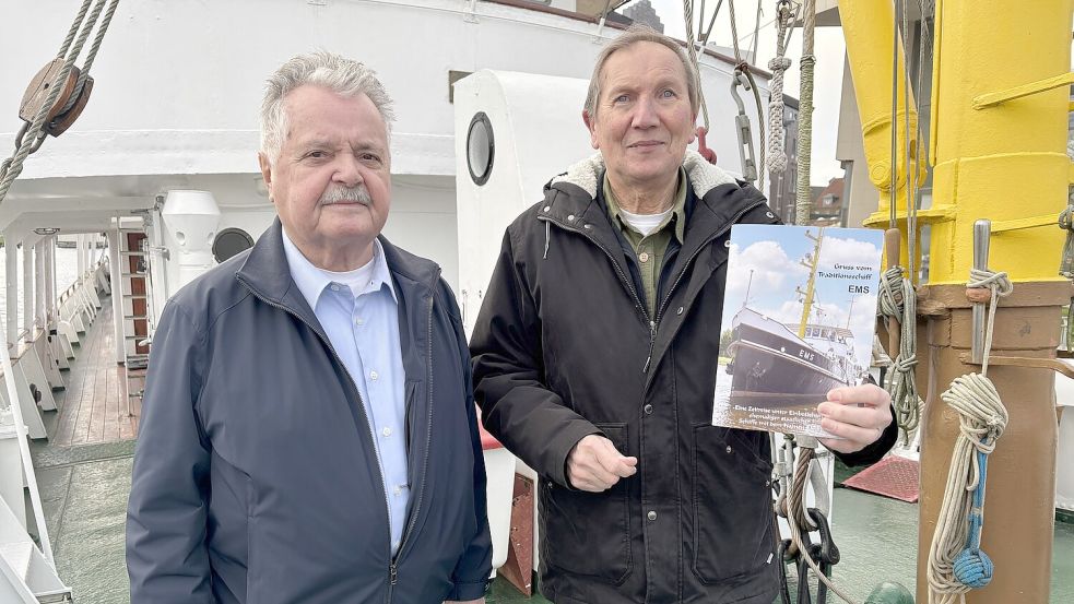 Alfred Schmidt (rechts) hat eine Broschüre zum Traditionsschiff „Ems“ herausgebracht, deren Verkauf dem Schiff zugute kommen soll. Kapitän Manfred Lauterjung als Vorsitzender des Trägervereins erklärt, dass das Schiff nur durch Spenden, Mitgliedsbeiträge und Veranstaltungen erhalten bleibt. Foto: Hanssen