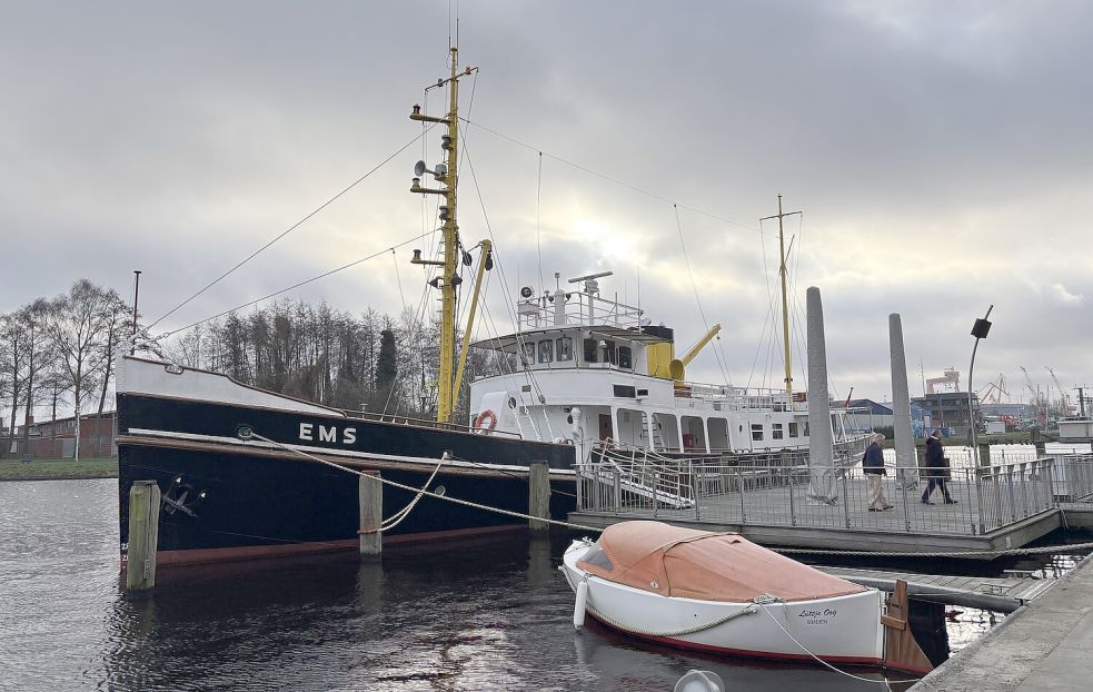 Die "Ems" liegt an der Außenterrasse des Restaurants Hafenhaus. Foto: Hanssen