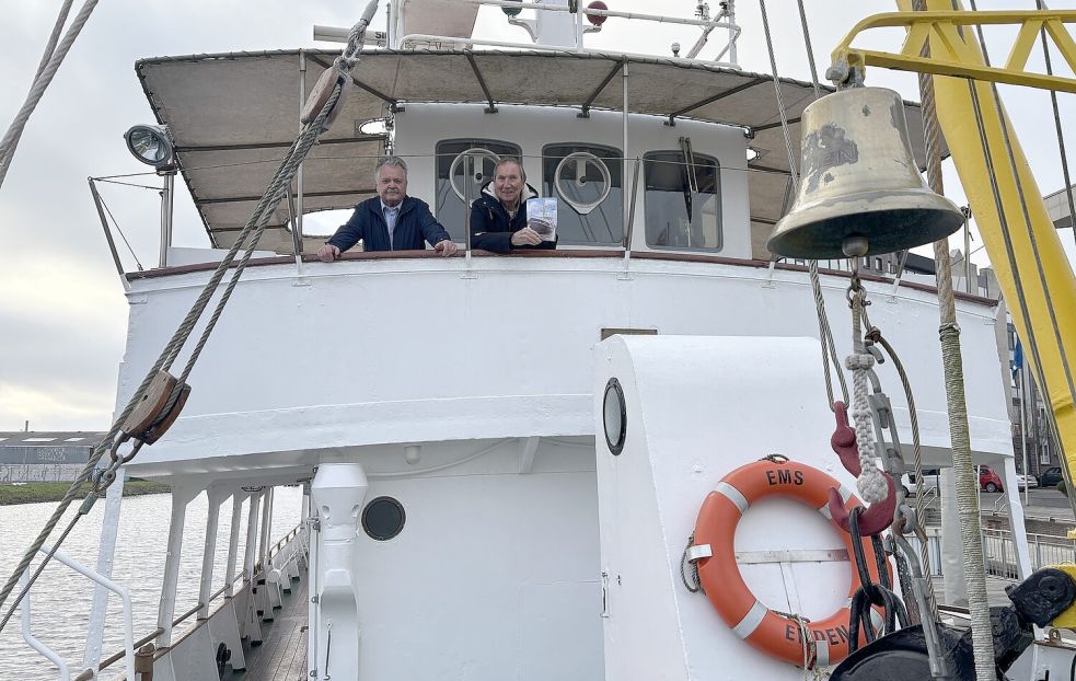 Kapitän Manfred Lauterjung (links) und Alfred Schmidt stehen auf der Brücke des historischen Schiffes "Ems". Foto: Hanssen