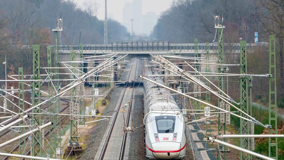 Auf der Riedbahnstrecke ist es zu einer Oberleitungsstörung gekommen (Symbolbild) Foto: Andreas Arnold/dpa