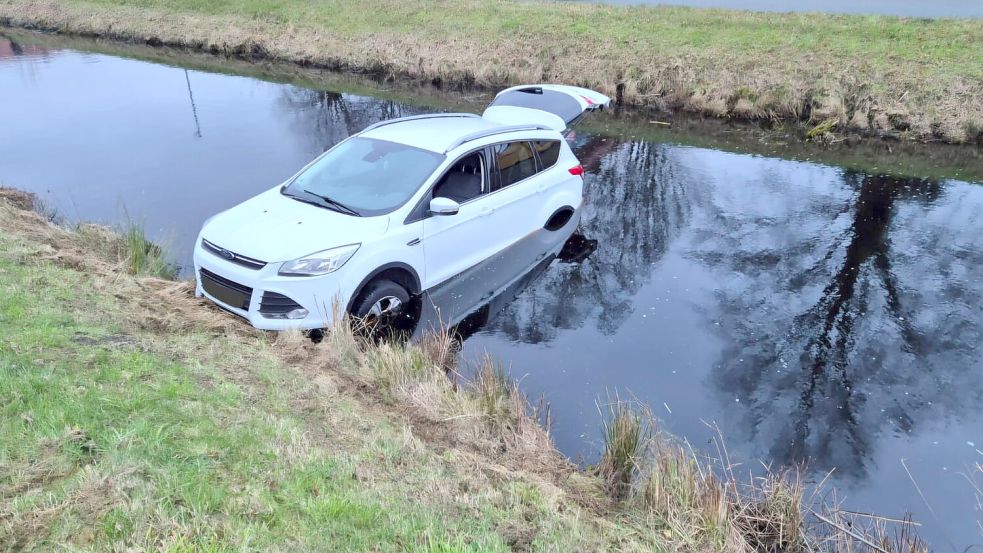 Der Wagen war rückwärts von einer Auffahrt an der 1. Südwieke in Ostrhauderfehn in den Kanal gerollt. Foto: Feuerwehr Ostrhauderfehn