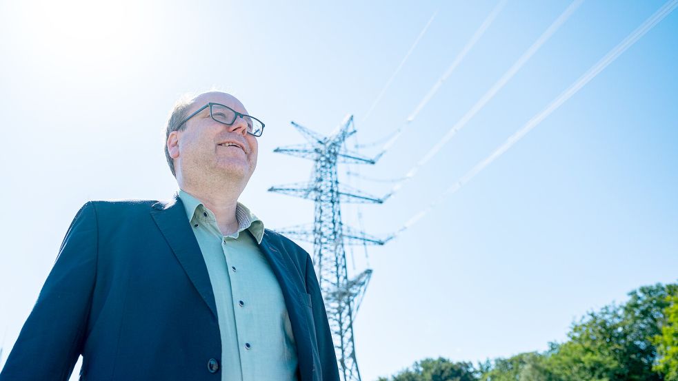 Energieminister Christian Meyer (Grüne) hat behauptet, dass Niedersachsen im Jahr 2023 „bezogen auf den Stromverbrauch zum ersten Mal in der Landesgeschichte klimaneutral“ sei – sein Ministerium hat auf Presseanfrage eingeräumt, dass „Daten der amtlichen Statistik zum Bruttostromverbrauch in Niedersachsen im Jahr 2023 jedoch voraussichtlich erst Ende 2025 vorliegen“ werden. Archivfoto: Guido Kirchner/dpa