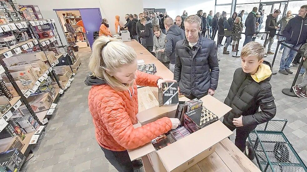 Für viele Rheiderländer gehört das Silvesterfeuerwerk zum Jahreswechsel dazu. Andere empfinden das ohrenbetäubende Spektakel als nervig und überflüssig. Foto: Ortgies/Archiv