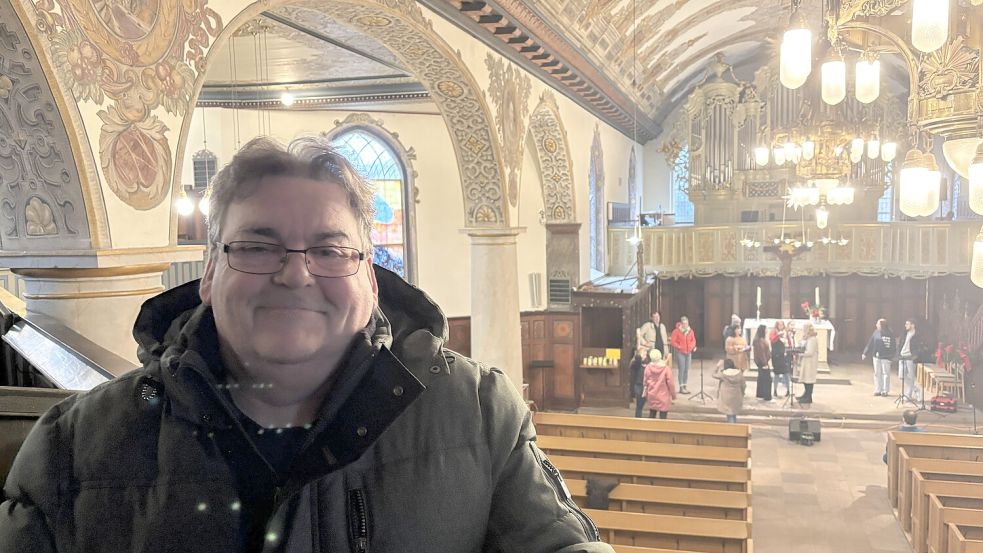 Alfred Göhrke-Wosing ist Küster in der Lutherkirche Leer. Zu Weihnachten steht eine Menge Arbeit für die Gottesdienste bevor. Fotos: Löschen