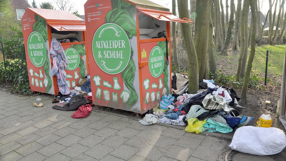 Übervolle Altkleider-Container werden immer wieder zum Problem. Foto: Wolters/Archiv