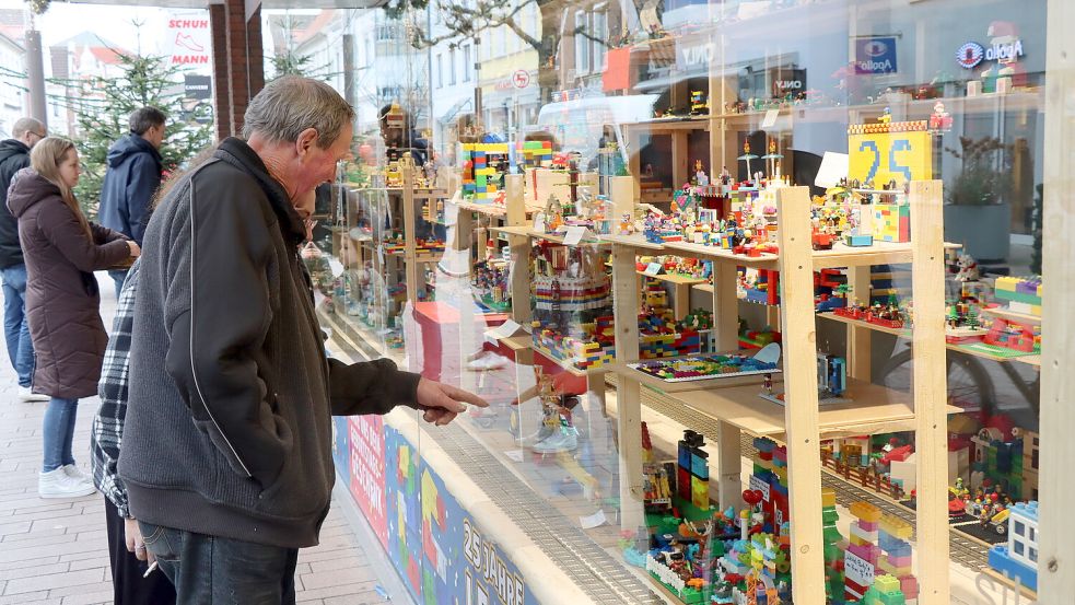 Die Lego-Eisenbahn im Silomon-Schaufenster begeistert jedes Jahr viele Besucher. Foto: Wittich