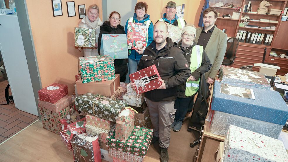 85 Päckchen aus der Wunschbaum-Aktion von „Hermas Box – spenden hilft“ und der Seniorenresidenz Moordorf wurden an den Tagesaufenthalt überreicht von der Leiterin der Seniorenresidenz Carina Wiese (von links), der Pflegedienstleiterin Inka Swart, Herma Schoon (Hermas Box), Dirk Sondermann (Hermas Box), Nils Wiese (Haustechniker Seniorenresidenz) und Pia Müller (Hermas Box) an Malte Mand, dem Leiter des Tagesaufenthalts. Foto: Romuald Banik