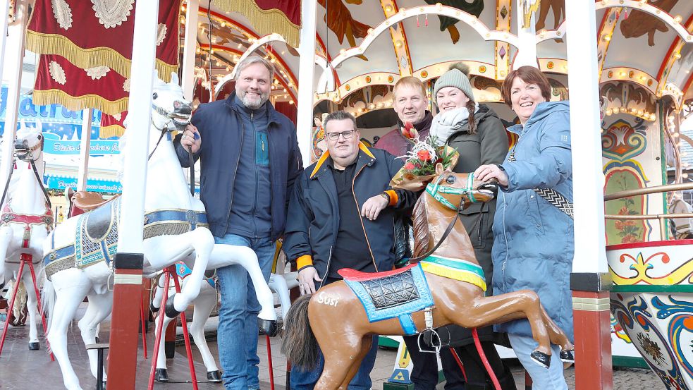 Eine gute erste Woche auf dem Weihnachtszauber hatten KV-Vorsitzender Udo Hippen (von links), Jens Coordes (Vorsitzender des Gemeinnützigen Vereins der Auricher Kaufleute), Ammo Janssen (Gewinner „Goldene 7“, Stadtgutscheine), Mareike Freimuth (Gewinnerin „Goldene 7“, Neuwagen), Angela Uecker (Goldene 7). Foto: Romuald Banik