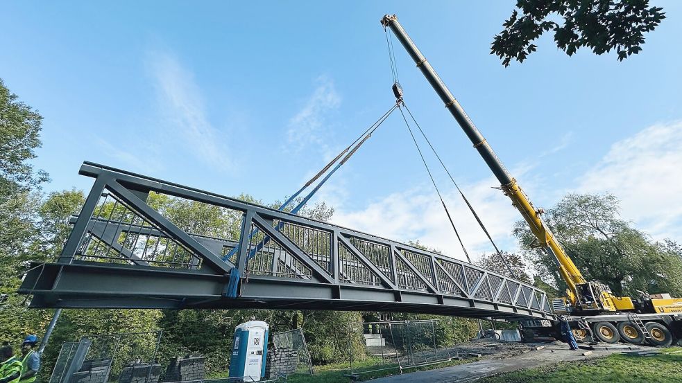 Das Emder Unternehmen Götze Stahl- und Anlagentechnik GmbH ist unter anderem auf den Brückenbau spezialisiert. Auf dem Foto ist zu sehen, wie die Brücke zur Bolardusstraße angeliefert wird. Doch der Betrieb ist in eine finanzielle Schieflage geraten. Foto: Götze/Archiv