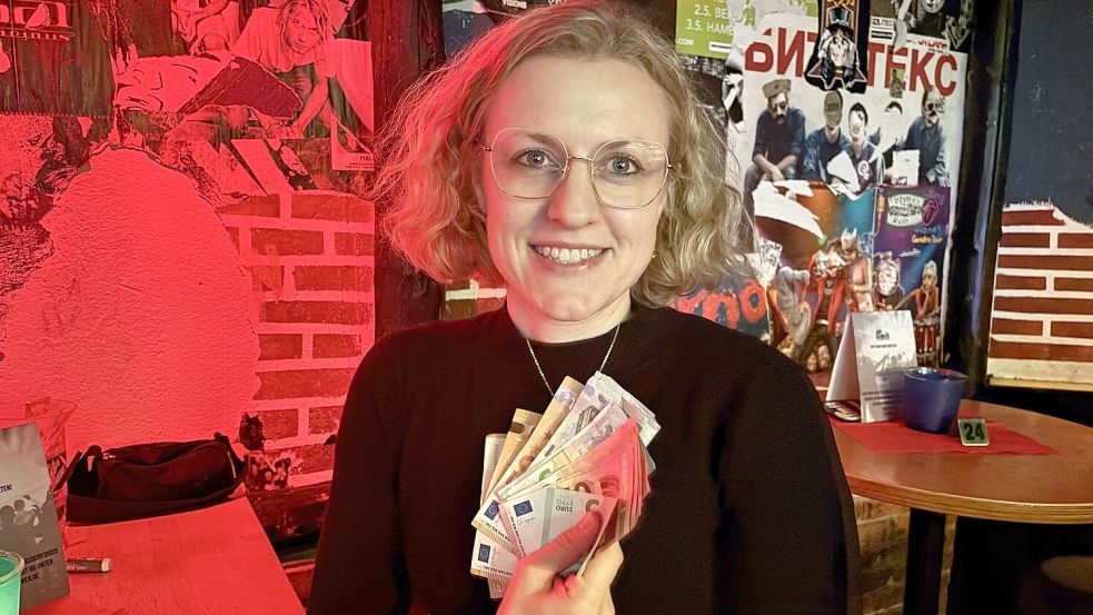 Christine Niehoff aus Harkebrügge freut sich im Limit über ihren ersten Doppel-Bingo und 265 Euro. Foto: Terhorst