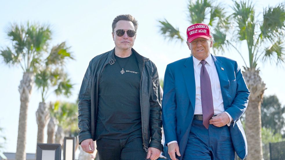 X-Inhaber und Tesla-Chef Elon Musk hat sich immer näher an den designierten US-Präsidenten Donald Trump herangearbeitet und ist inzwischen enger Berater Trumps. (Archivbild) Foto: Brandon Bell/Pool Getty Images North America/AP/dpa