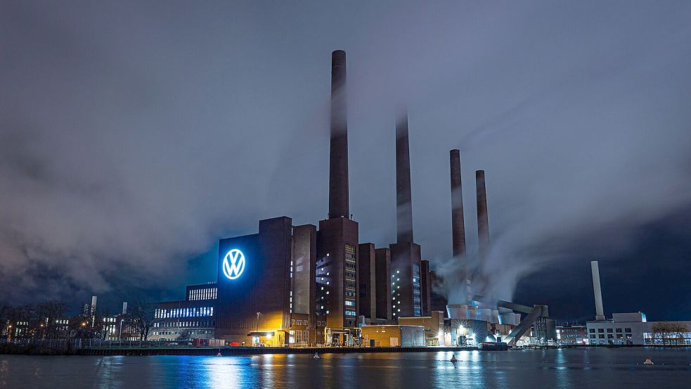 Rund 62.000 Mitarbeiter arbeiten am Wolfsburger Stammsitz für VW. (Archivbild) Foto: Moritz Frankenberg/dpa