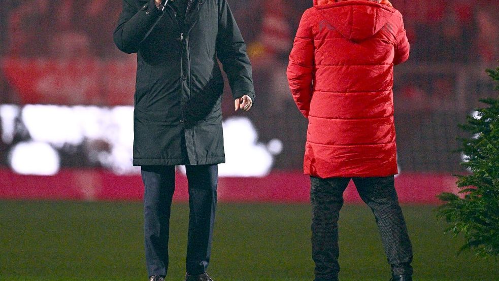 Jan-Christian Dreesen bat im Stadion, der Opfer zu Gedenken. Foto: Tom Weller/dpa