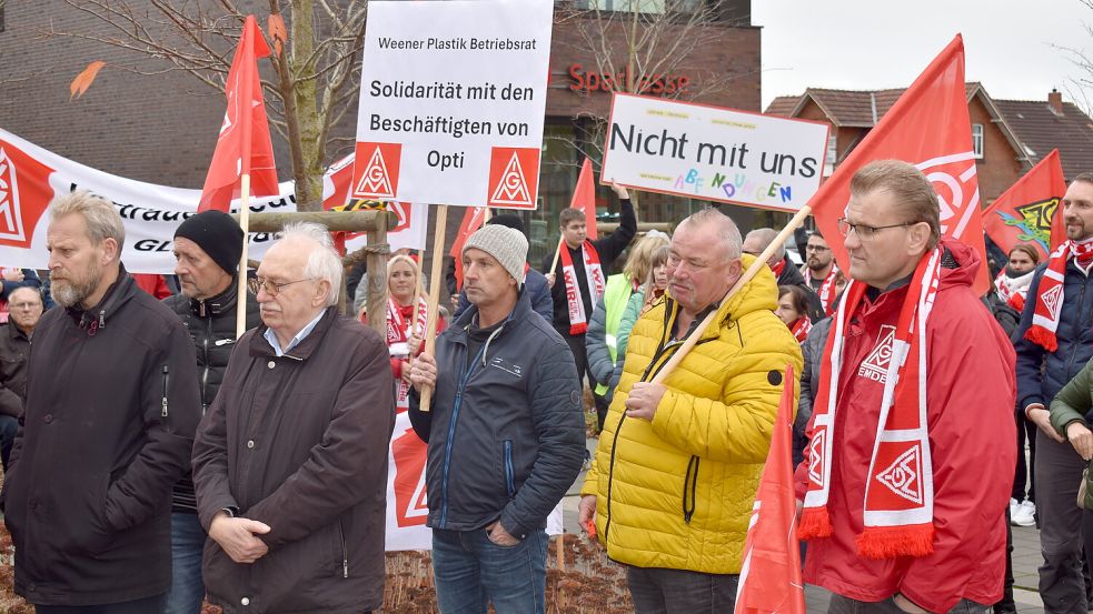 So war es am 15. November 2024: Vor dem Rathaus in Westrhauderfehn gab es eine Protestaktion von Opti-Mitarbeitern. Daran nahmen unter anderem auch Rhauderfehns Bürgermeister Geert Müller (links) und der frühere SPD-Bundestagsabgeordnete Clemens Bollen (2. von links) teil. Foto: Zein