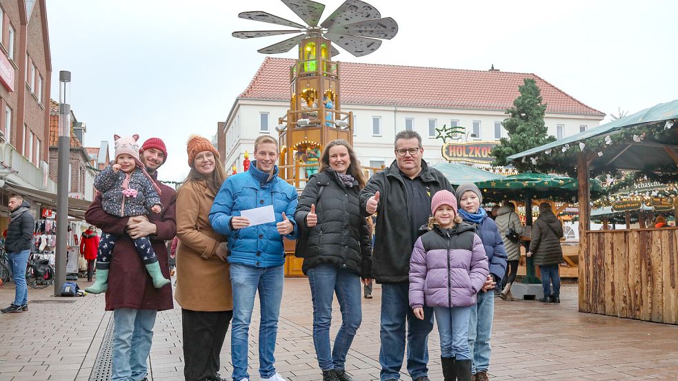 Zogen die letzten Hauptgewinne der „Goldenen 7“: Alex und Helke Aeilts-Büscher mit Tochter Hilda (links), Henning Meyer (Vierter von links), sowie Mia und Jonas Schütte (rechts). Foto: Romuald Banik