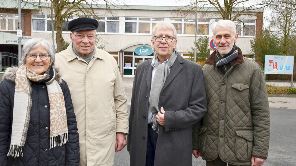 Kurt Plagge (von rechts) nahm Hinrich Tjaden, Hinrich Troff und Hanna Trauernicht mit auf einen Rundgang durch die Schule. Foto: Ullrich