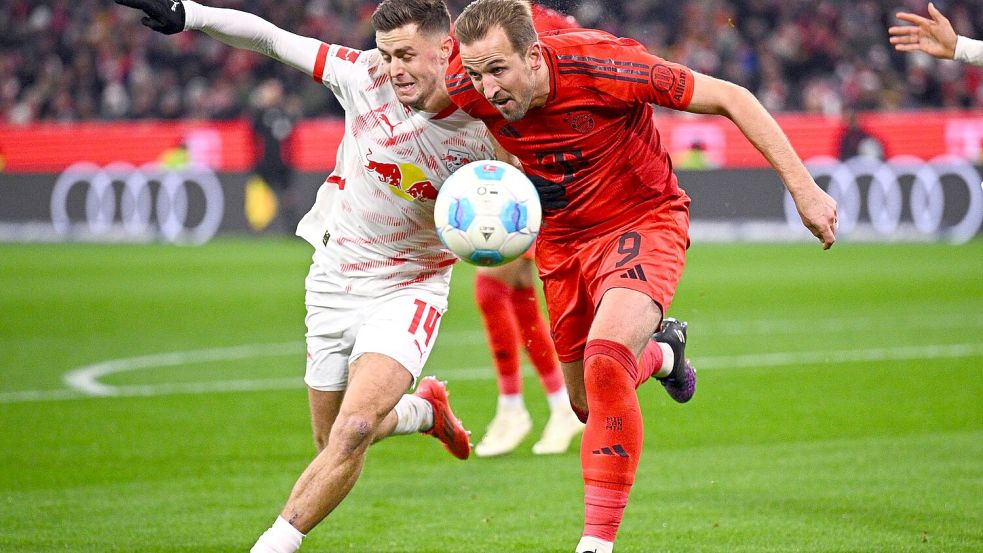 Harry Kane (r), hier im Zweikampf mit Leipzigs Christoph Baumgartner, tat der Offensiv-Abteilung des FC Bayern gut. Foto: Tom Weller/dpa