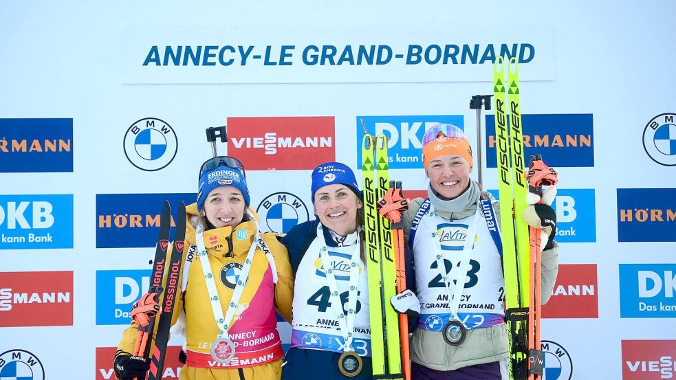 Franziska Preuß (l) feiert nach Rang zwei im Sprint einen Erfolg in der Verfolgung. Foto: Olivier Chassignole/AFP/dpa