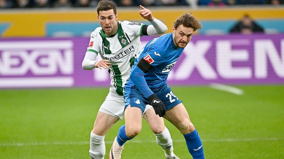 Bruun Larsen (r) und Joe Scally kämpfen um den Ball. Foto: Jan-Philipp Strobel/dpa