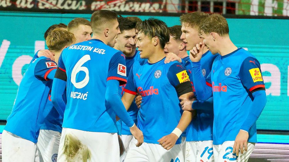 Kiels Shuto Machino (M) bejubelt seinen Treffer zum 4:1 mit der Mannschaft. Foto: Frank Molter/dpa