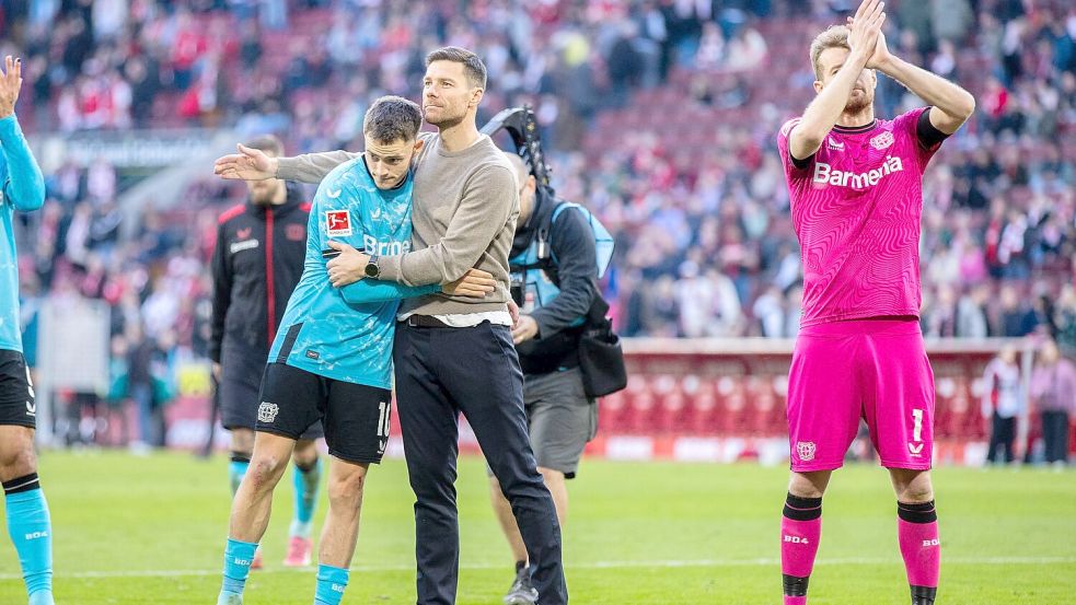 Bleibt das Leverkusener Erfolgsduo? - Florian Wirtz (l) und Xabi Alonso (M). Foto: Rolf Vennenbernd/dpa