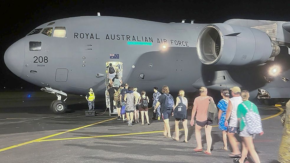 Nachdem ein heftiges Erdbeben den Inselstaat Vanuatu erfasst hat, konnten bereits Hunderte Touristen ausgeflogen werden. Foto: Uncredited/Department of Foreign Affairs and Trade/AP/dpa