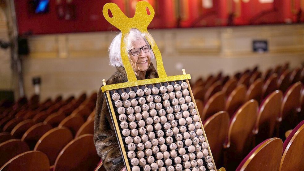 Rund 400 Zuschauer konnten die Ziehung der Glückszahlen im Madrider Teatro Real direkt miterleben. Foto: Bernat Armangue/AP/dpa