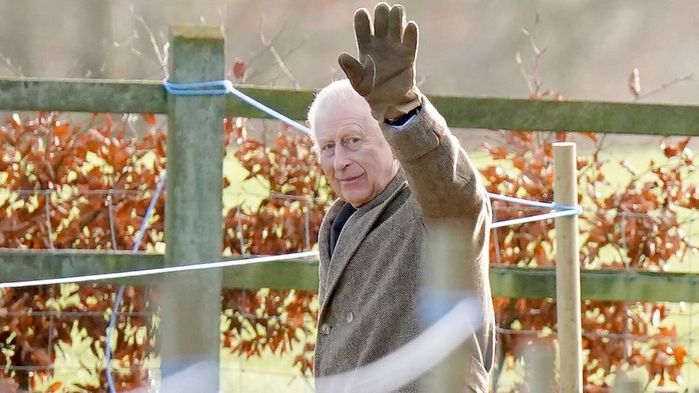 Der britische König Charles III. winkte, als er das Gelände der St.-Mary-Magdalene-Kirche in Sadringham verließ. Foto: Jacob King/PA/AP/dpa