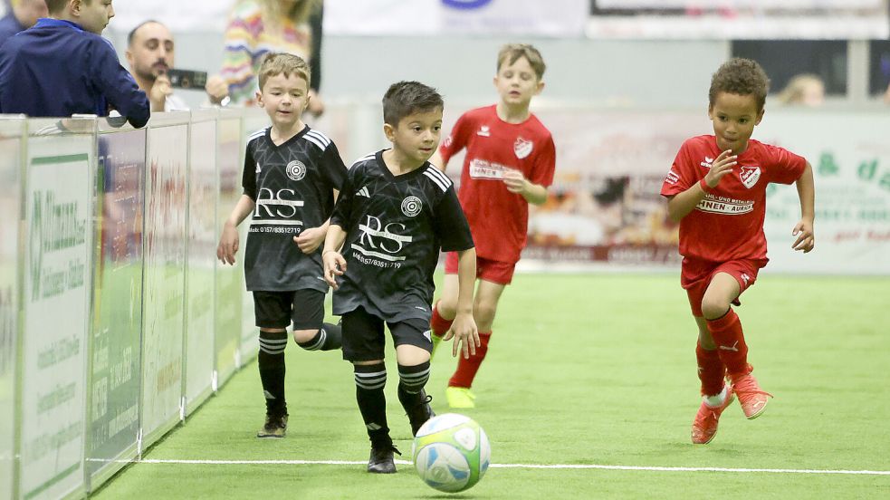 In der Partie der G-Junioren zwischen Harburg (blaue Trikots) und Aurich wurde um jeden Ball gekämpft. Fotos: Doden/Emden