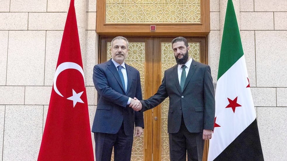 Syriens Islamistenführer Ahmed al-Scharaa (r.) empfing in Damaskus den türkischen Außenminister Hakan Fidan. Foto: Uncredited/Turkish Foreign Ministry Press Service/AP/dpa