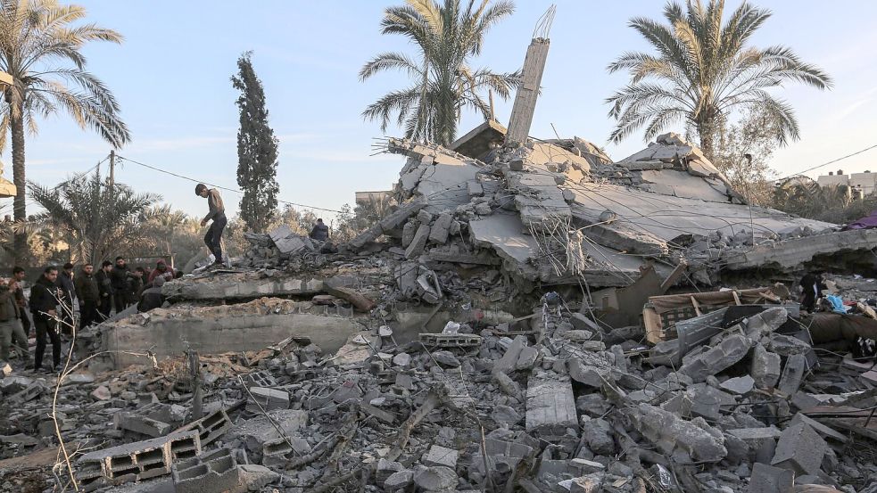 Angriffe des israelischen Militärs auf Ziele der Hamas zogen weitere Zerstörungen nach sich wie hier in Deir al-Balah im mittleren Gazastreifen. Foto: Omar Ashtawy/APA Images via ZUMA Press Wire/dpa