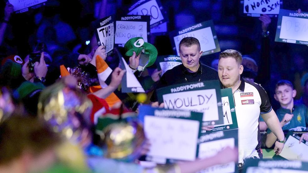 Martin Schindler beim Walk-on im Alexandra Palace. Foto: John Walton/PA Wire/dpa