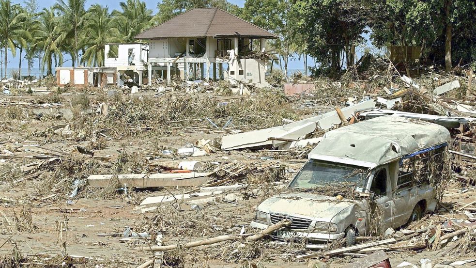 Die Zerstörungen durch den Tsunami waren gewaltig - auch in der beliebten Urlaubsregion Khao Lak in Thailand. (Archivbild) Foto: picture alliance / epa Rungroj Yongrit/EPA/dpa