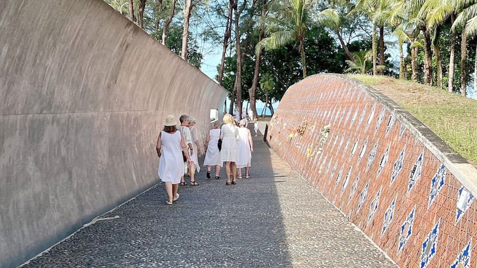 Besucher aus aller Welt kommen noch heute in die Tsunami-Gedenkstätte in Khao Lak, wo auch an viele deutsche Opfer erinnert wird. Foto: Carola Frentzen/dpa