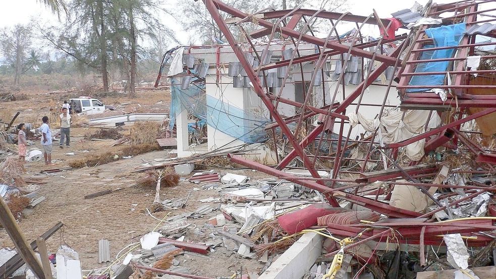 Nach dem Tsunami ist vom Haus von Frank „Franky“ Wetzig in Khao Lak so gut wie nichts mehr übrig. (Archivbild) Foto: Frank Wetzig/dpa