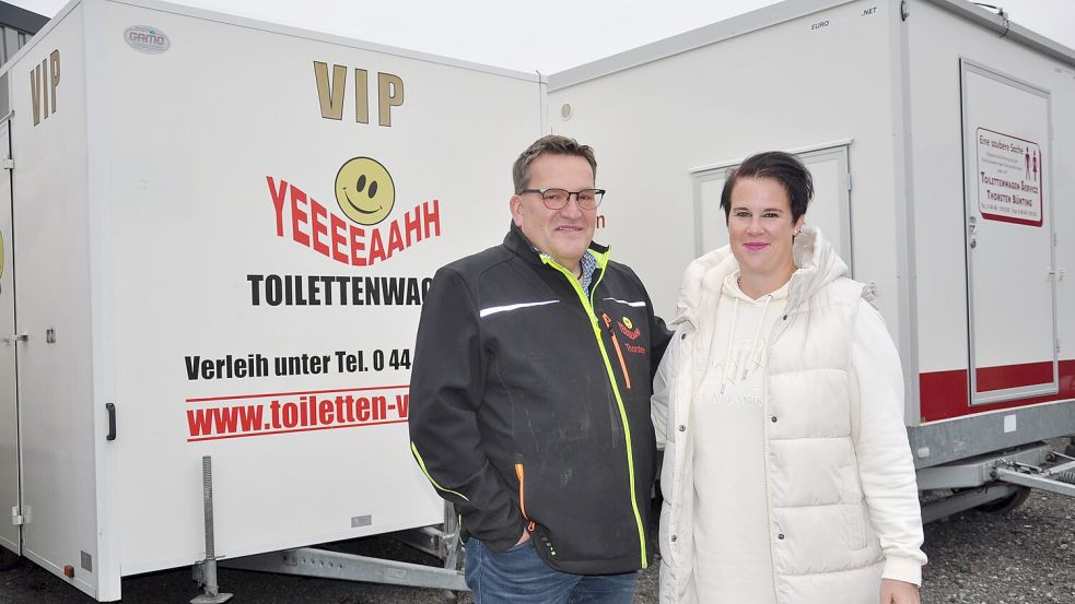 Thorsten und Ramona Bünting verleihen die Toiletten mit dem Smiley. Auf dem Hof ihres Firmensitzes stehen Toiletten- und Duschwagen in allen nur erdenklichen Größen. Foto: Ullrich