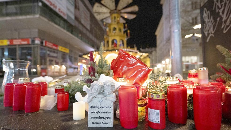 Trauer am Tatort in Magdeburg: Kerzen vor dem Eingang zum Weihnachtsmarkt. Foto: Sebastian Kahnert/dpa