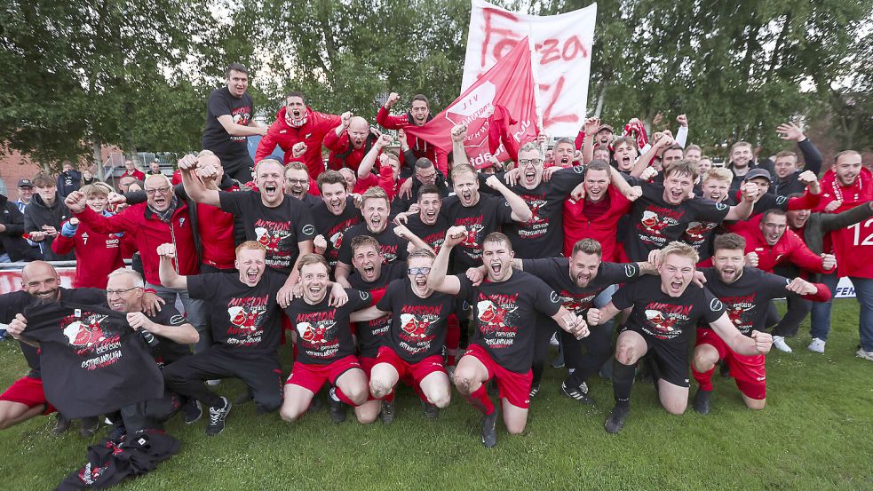 Fortuna Veenhusen feierte ausgelassen den Aufstieg in die Ostfrieslandliga. Archivfoto: Doden/Emden