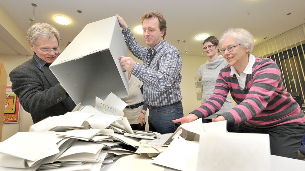 Zu den Aufgaben der Wahlhelfer gehört die Auszählung der Stimmen. Foto: Archiv/Ortgies