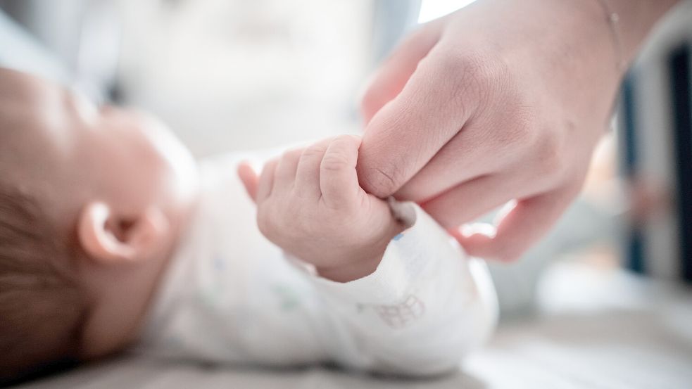 Die Geburt ihres Kindes verlief bei der 34-Jährigen ohne Probleme. Erst einige Stunden danach begannen bei ihr die Schmerzen. Symbolfoto: Fabian Strauch/dpa