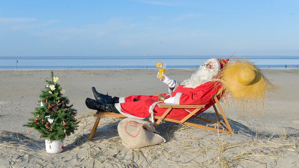 Der Weihnachtsmann am Strand: Eine Pause darf auch für Santa mal sein. Foto: Ortgies/Archiv